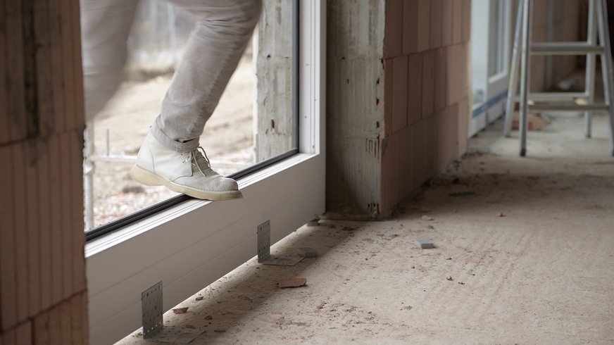 Nach der Fenstermontage fallen viele weiter Arbeitsschritte auf der Baustelle an, die zu Beschädigungen an den hochwertigen Fenstern führen können. Eine Vorabzarge kann dieses Problem lösen.