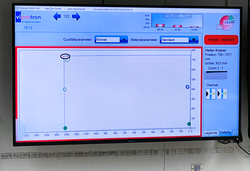 Der Monitor bildet alle Defekte ab und zeigt dem Bearbeiter deren exakte Positionen auf der Scheibe.