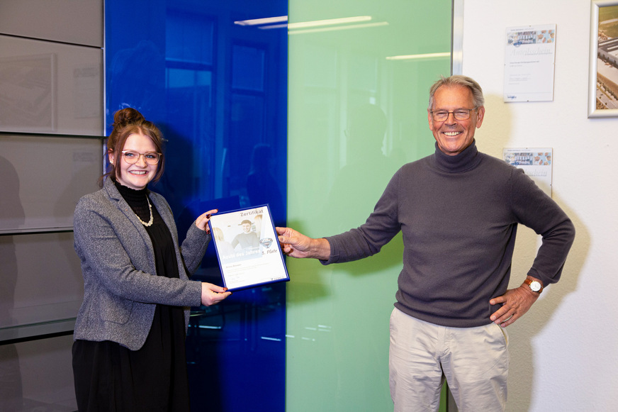 Anna Biewer von Semcoglas Wassenberg, die dritte Siegerin beim Azubi Wettbewerbs, erhält ihre Urkunde von Hermann Schüller (Geschäftsführender Gesellschafter).