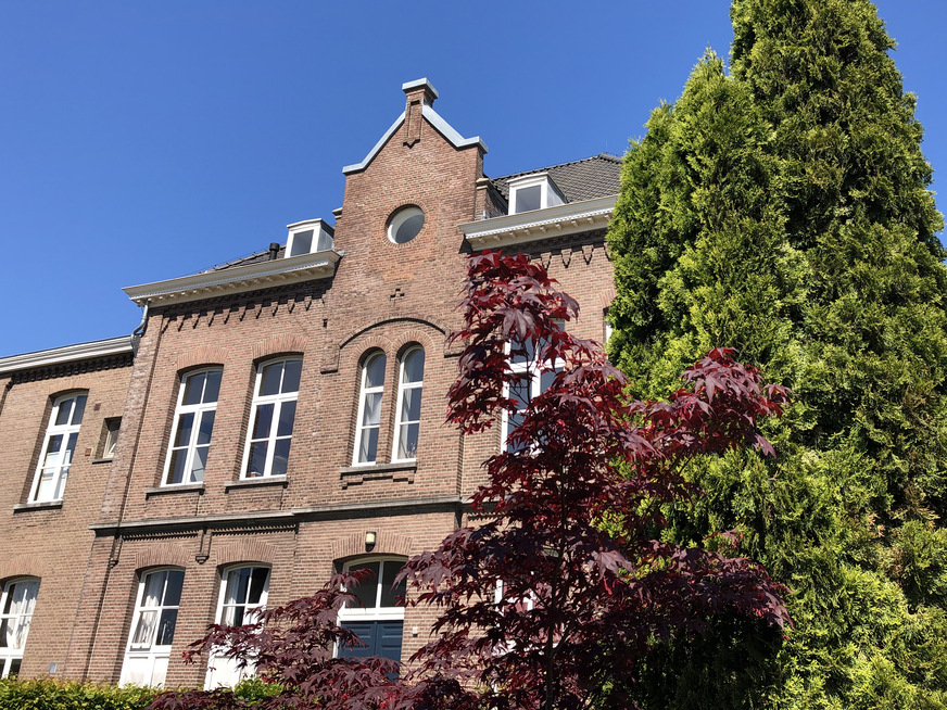 Das Vakuum-Isolierglas Fineo eignet sich perfekt für den Einsatz in alten Gebäuden, wie hier in den historischen Fenstern des Klosters Beuningen (NL). Das dünne Vakuumglas lässt sich in die originalen Profile und Rahmen einbauen und optimiert die Energiebilanz.