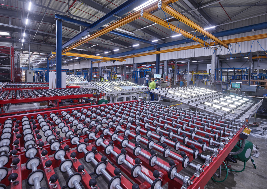 Mit der Verlagerung der Produktion nach Würselen geht eine Verbesserung der Produktqualität durch die Automatisierung und weniger händischem Arbeiten am Glas einher. Zudem wird in einer Halle gefertigt.
