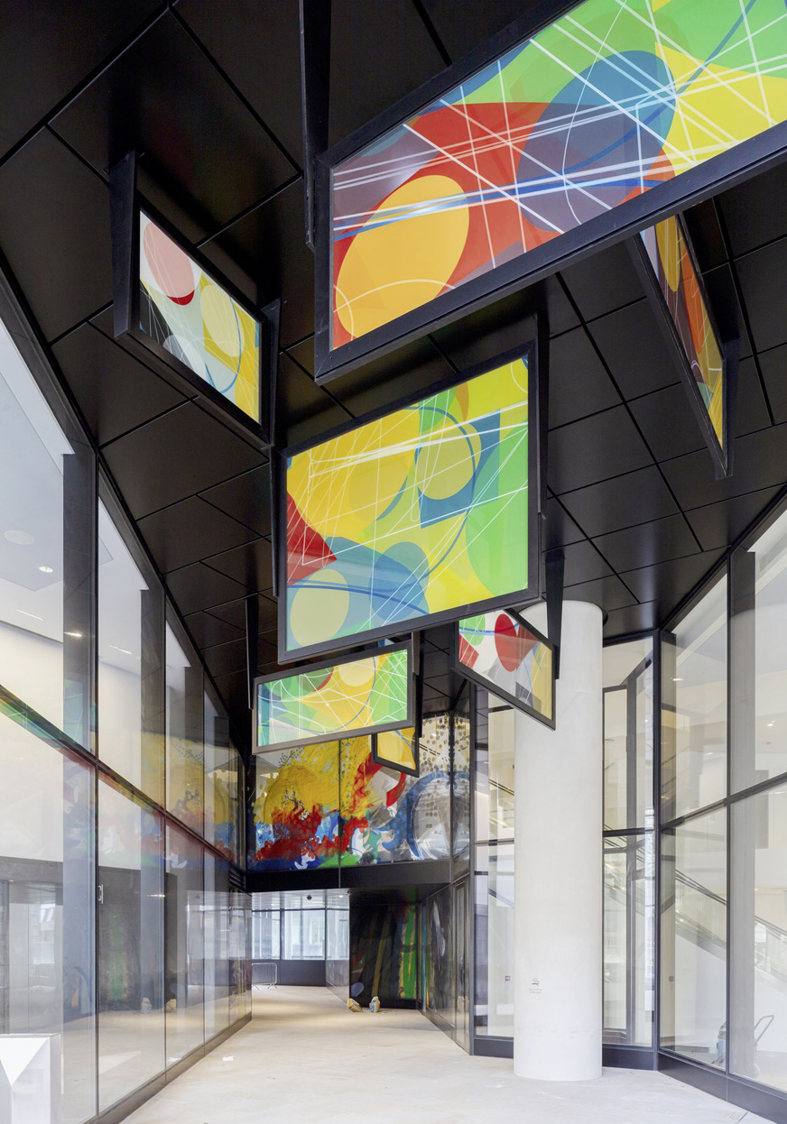 Die Verbindung ins Innere: Farbig gestaltete Gläser in den Erschließungswegen greifen die Idee der Canopies mit einer eigenen Bilder- und Formensprache auf.