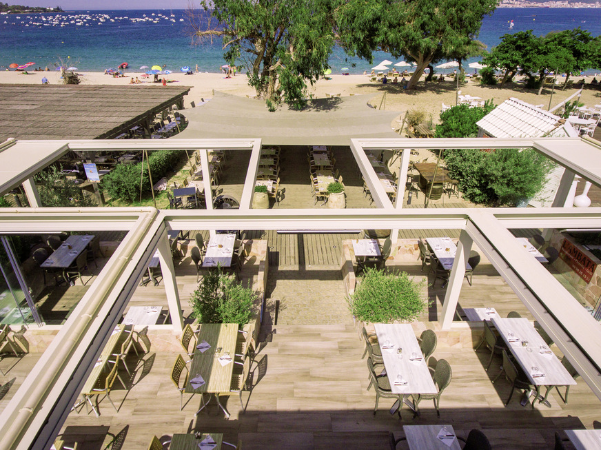 Auch geöffnet fügen sich die Pergolas Isola 3 und T1 ­locker und leicht in das Gesamtbild der Terrasse ein.