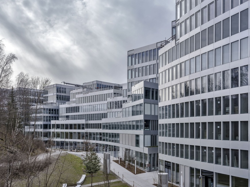 Die Fassade wurde teils als Closed Cavity Fassade umgesetzt.