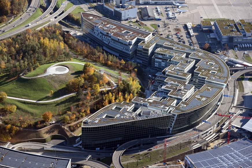 „The Circle“ aus der Feder des japanischen Architekten Riken Yamamoto schmiegt sich an einen Hügel, der fast kreisförmig von der Flughafenstraße umfahren wird – daher der Name „The Circle“.