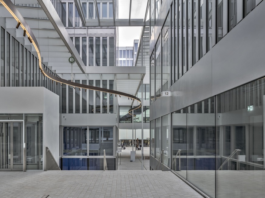 Ein wesentlicher Bestandteil des ambitionierten Energiekonzepts vom Circle ist die Konstruktion der Glasfassade, die alle Gebäude nach außen umschließt.
