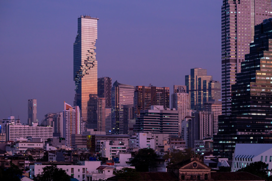 Blick auf Mahanakhon und die Stadtsiluette von Bang Rak, Bangkok. Das 314 m hohe King Power MahaNakhon ist Thailands höchstes Gebäude.