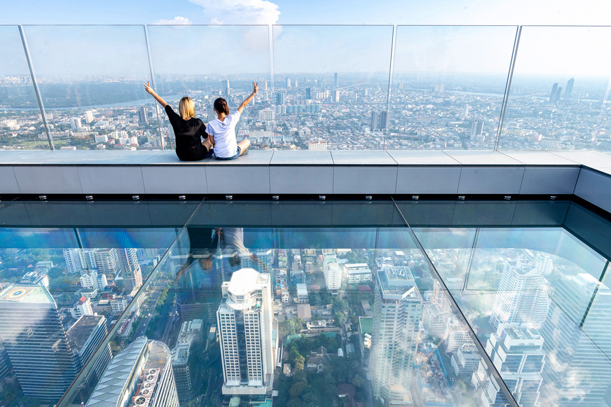 Die Aussichtsplattform und der gläserne Skywalk bieten einen atemberaubenden Rundumblick sowie einen Blick aus der Vogelperspektive über die Metropole.