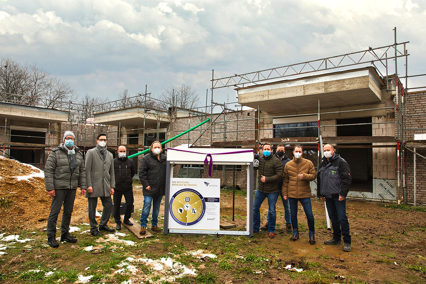 Der Neubau einer inklusiven Kindertagesstätte mit Zentrum für Frühförderung des Caritasverbandes Mönchengladbach ging im Januar 2021 an den Start. Foto von links nach rechts: Friedhelm van den Berg (Gebietsverkaufsleiter profine), Frank Meier (Technischer Vorstand WohnBau Mönchengladbach), Christian Heinen (Vorstandsvorsitzender WohnBau Mönchengladbach), Markus Müllers (Geschäftsleiter Rolladen Müllers), Jan Bartels (Vertriebsleiter Rolladen Müllers), Michael Eibel (Projektmanager profine), Marco Löhr (Fertigungsleiter Rolladen Müllers), Arne Nix (Projektleiter Rolladen Müllers).