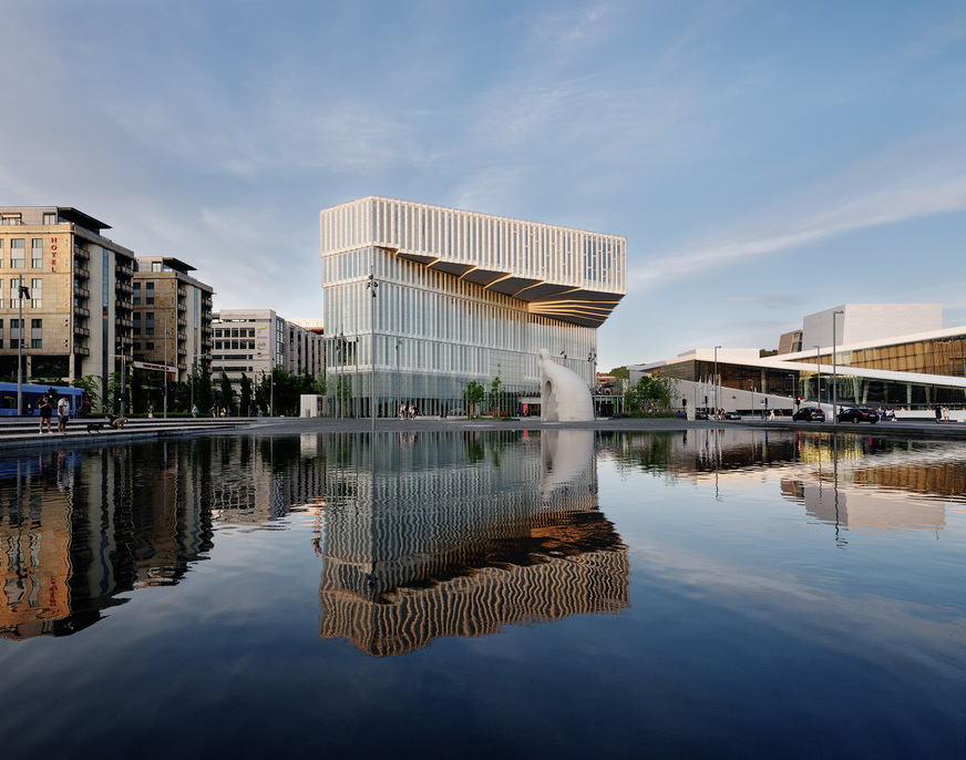 Die Architektur der Deichman Bjørvika Bibliothek besitzt eine Betondachkonstruktion sowie ein lichtdurchfluteten Atrium, das sich über sechs Stockwerke erstreckt und durch große Dachlichter mit Okalux-Verglasungen beleuchtet wird.