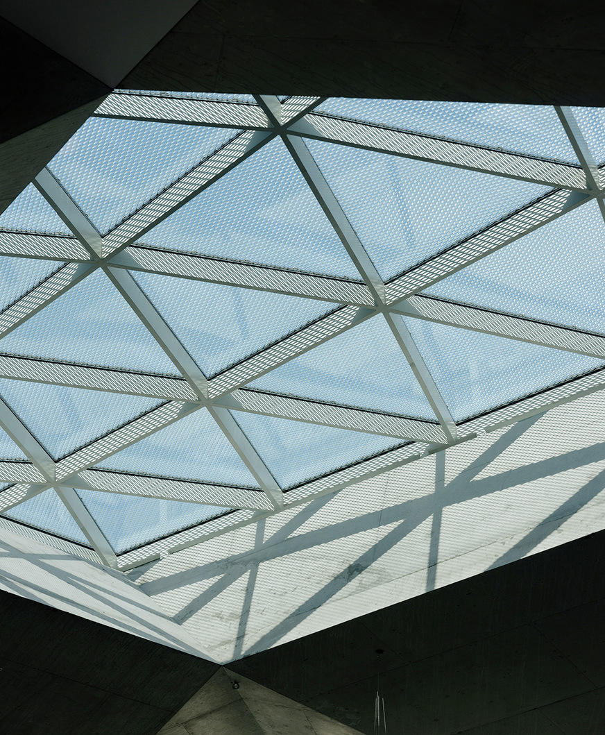 Das mit Okatech Streckmetall ausgestattete 3-fach-Isolierglas der Oberlichter besitzt einen U-Wert von 0,9 W/m²K und einen g-Wert von 21% sicher.&nbsp;