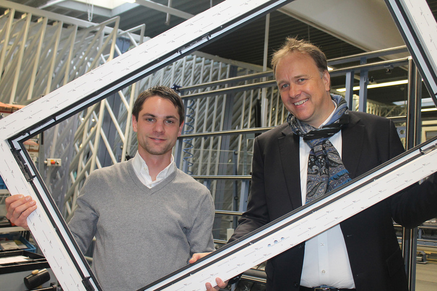 Fensterproduktion auf dem neusten technischen Stand: Der kaufmännische Leiter Fabian Großeschallau und der geschäftsführende Gesellschafter Thomas Schröder (von links) präsentieren sich am EGE-Standort Verl.