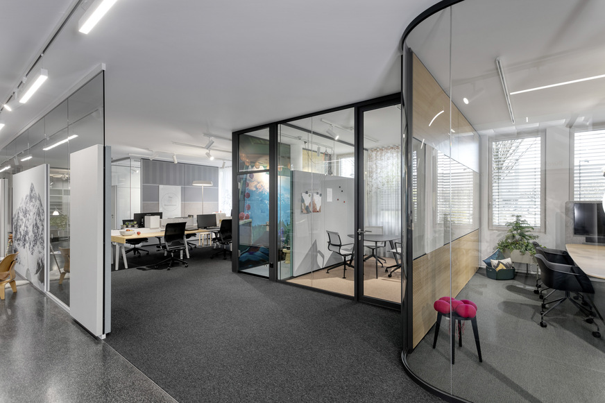 Unterschiedlich große Räume stehen für Meetings und konzentriertes Arbeiten zur Verfügung.