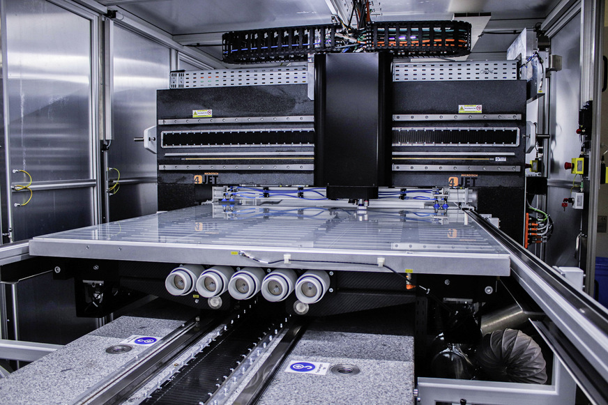 Innenansicht eines&nbsp; Pearl L Lasers von 4Jet mit Substrattisch und Prozesskopf.