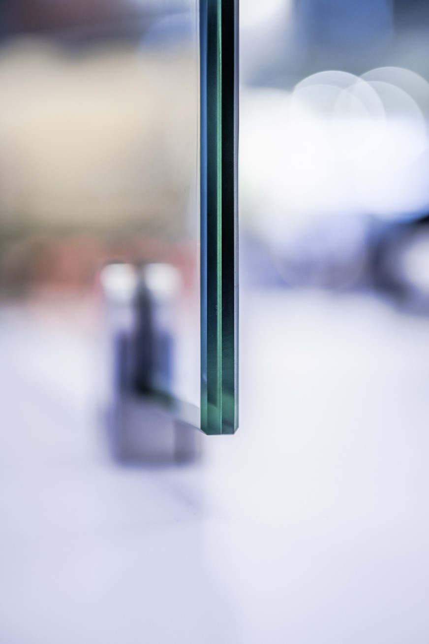 Nur 6 mm starkes Fineo-Glas: Sieht aus wie ein dünnes VSG, ist aber Vakuumglas mit hoher Wärmedämmung.