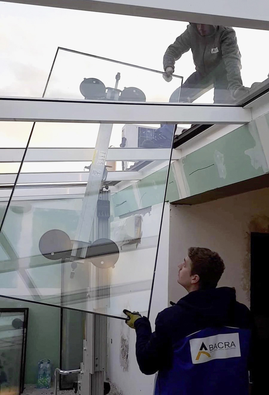 Mit dem Scheibenlift TGT EasyLift/XL können zwei Monteure selbst schwere Scheiben in hohe Dachkonstruktionen einlegen.