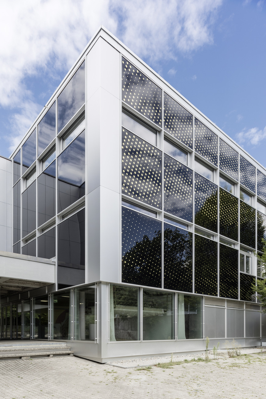 Energetische Sanierung: Die neue Glasfassade für den Sport- und Schulkomplex der Berufsschule EPLC in ­Lausanne verwandelt den 70er-Jahre-Bau in eine energie­effiziente Architektur, inklusive Klangerlebnis.