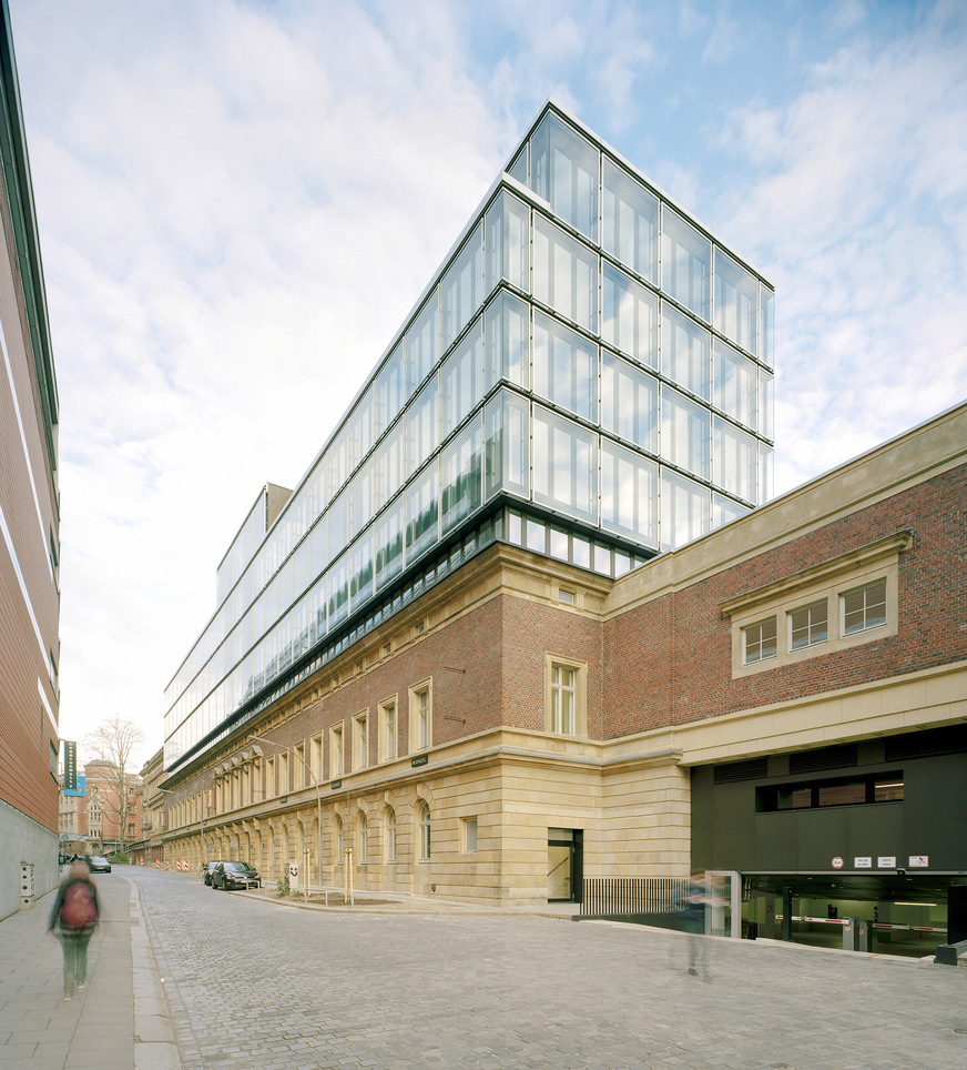 Die Architekten verfolgten mit der Sanierung das Ziel, den Gesamtcharakter des Gebäudes mit seiner historischen Fassade sowie der zentralen Glashalle mit ihrer historischen Stahlkonstruktion zu erhalten.
