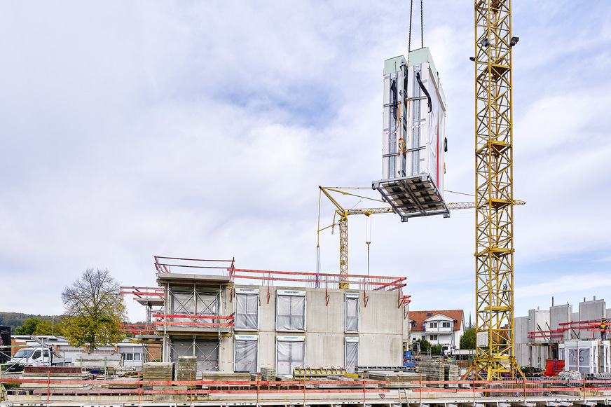 Kein Schleppen, keine teuren Hubsysteme. Windowment schwebt per Kran direkt an den Ort der Verarbeitung und wird einfach mit eingemauert – als ein großer Baustein.