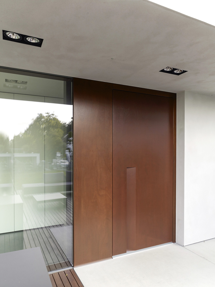 Das verdeckt liegende Bandsystem Tectus bietet ein minimalistisches Design für flächenbündige Holzhaustüren mit innovativen Sicher­heits- und Komfort­komponenten.