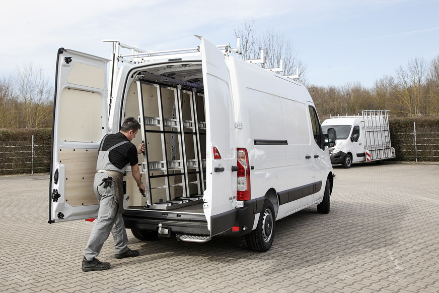 Das ausziehbare Innenreff erleichtert das Be- und Entladen und schont die Rücken der ­Monteure, da die Scheiben auf dem Reff in das Fahrzeugheck geschoben werden.