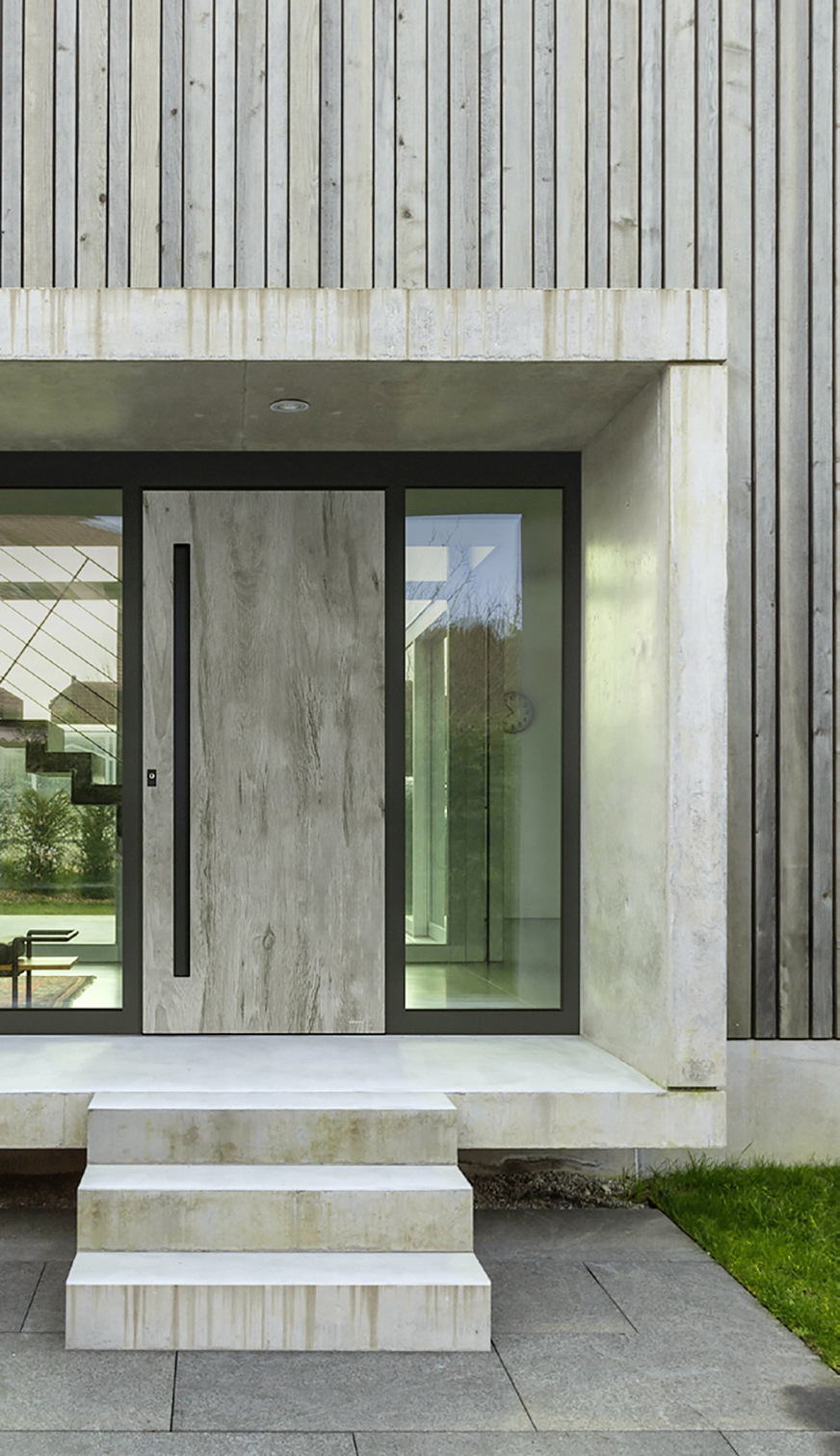Die „Signature“ Haustürserie zeichnet sich durch ­klares und modernes Design sowie den Einsatz ­außer­gewöhnlicher Materialien aus.