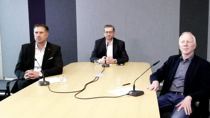Aus Pandemie-Gründen zugeschaltet aus dem Nachbarraum: Die Klebstoffexperten Andreas Dirksen, Peter Harendt und Michael Merkle.