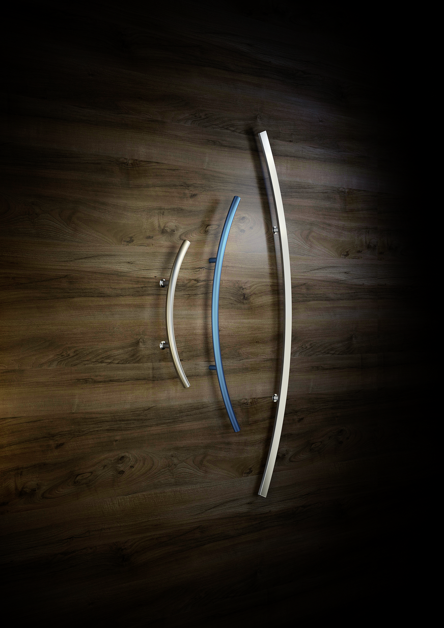 Farbige Inox-Eingangstürgriffe beleben sowohl die Eingangstür als auch das Haus selbst.