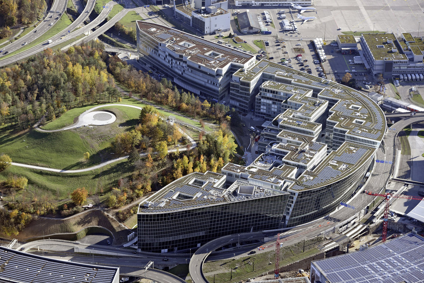 „The Circle“ aus der Feder des japanischen Architekten Riken Yamamoto schmiegt sich an den Hügel, der von der Flughafenstraße umfahren wird, daher der Name.