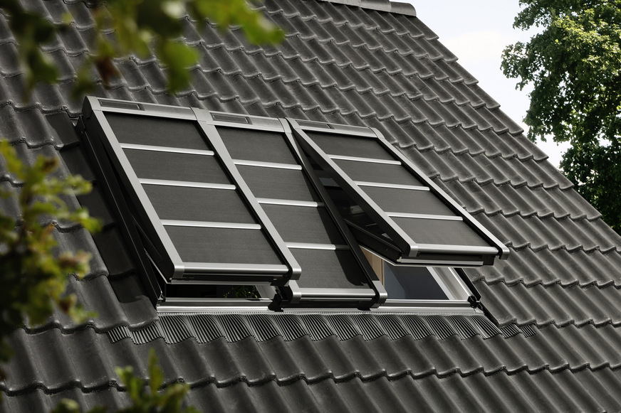 Da die Solar-Hitzeschutz-Markise auf dem Fensterflügel montiert wird – hier bei der Lichtlösung „3 in 1“, lassen sich die Dachfenster auch bei ausgefahrener Markise öffnen. Alu-Querstreben sorgen für eine zusätzliche Stabilität.