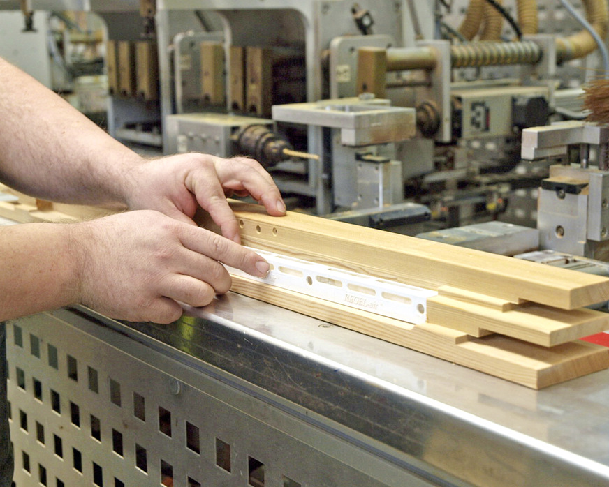 Hier wird stichprobenartig geprüft, ob die Fräsung für den Fensterlüfter passt.