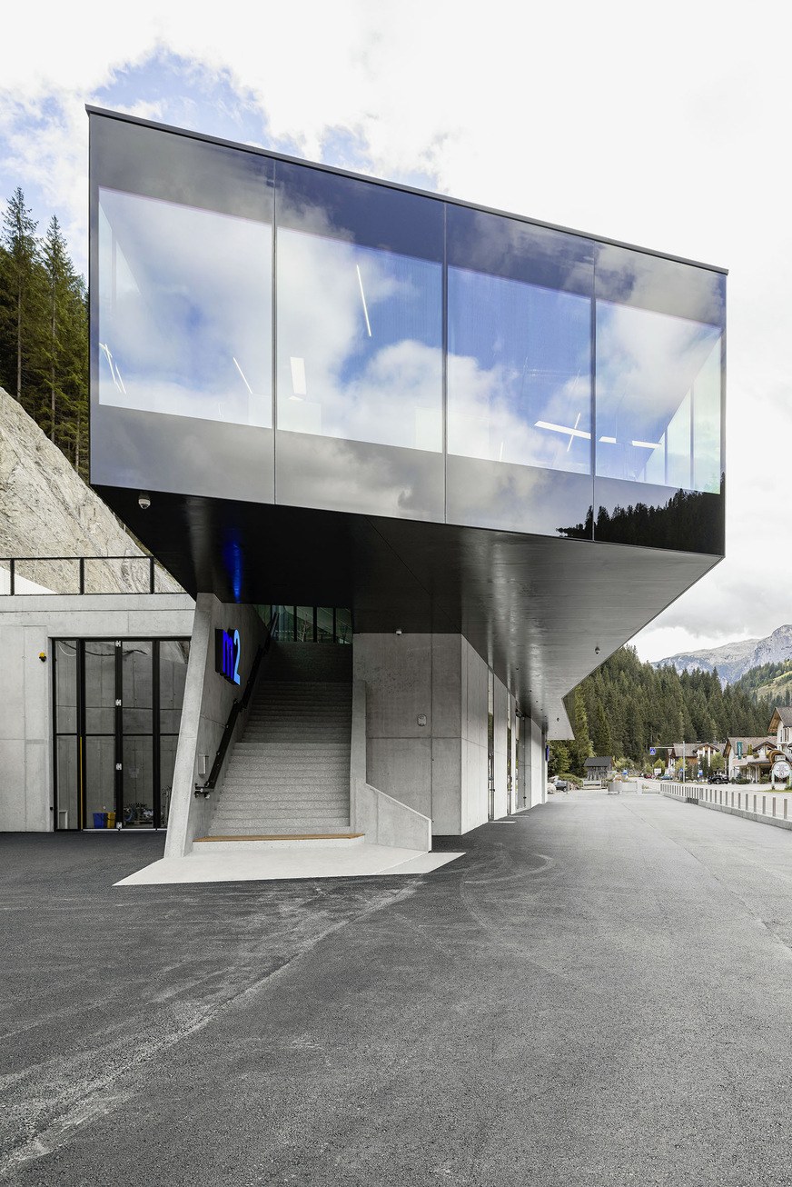 Architekt Lukas Mayr entschied sich für den großzügigen Einsatz von Glas: Über die gesamte Länge des Oberbaus erstreckt sich eine Glasfront aus Stufenisolierglas von Glas Marte.