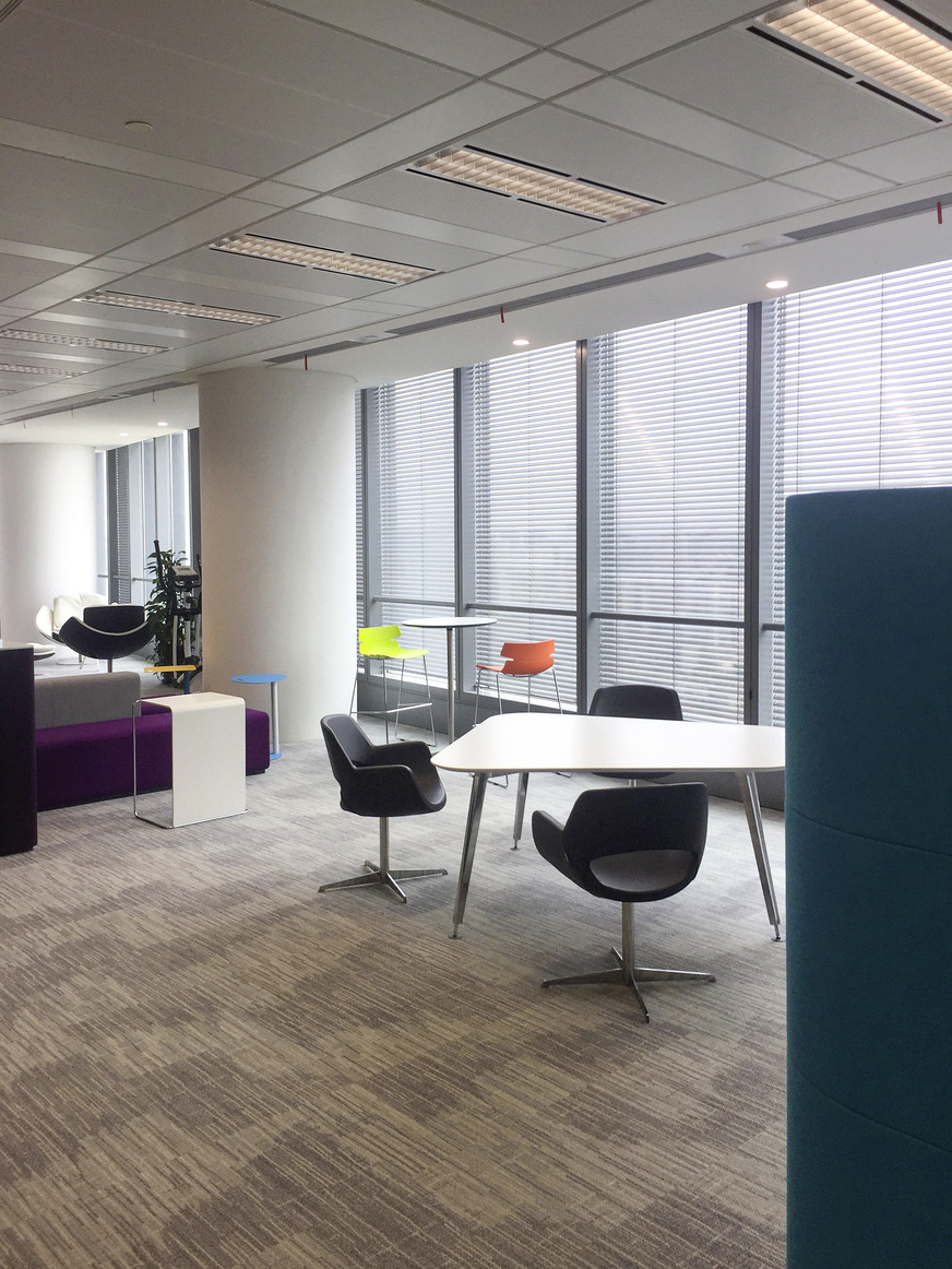 7800 Jalousieantriebe von elero sorgen im Sinar Mas Plaza für eine ­optimale Kombination aus Komfort, Funktionalität und Design.