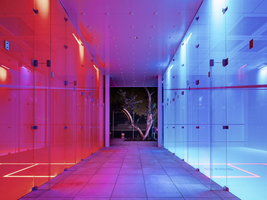 Die Glaswände der Squash Courts lassen sich in unterschiedlichen Farben beleuchten.