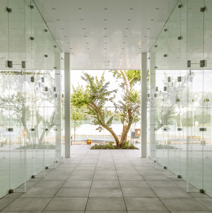 Die gläsernen Wände der vollverglasten, überdachten Squ﻿ash Courts lassen den Blick auf die Felder und die Spieler zu.