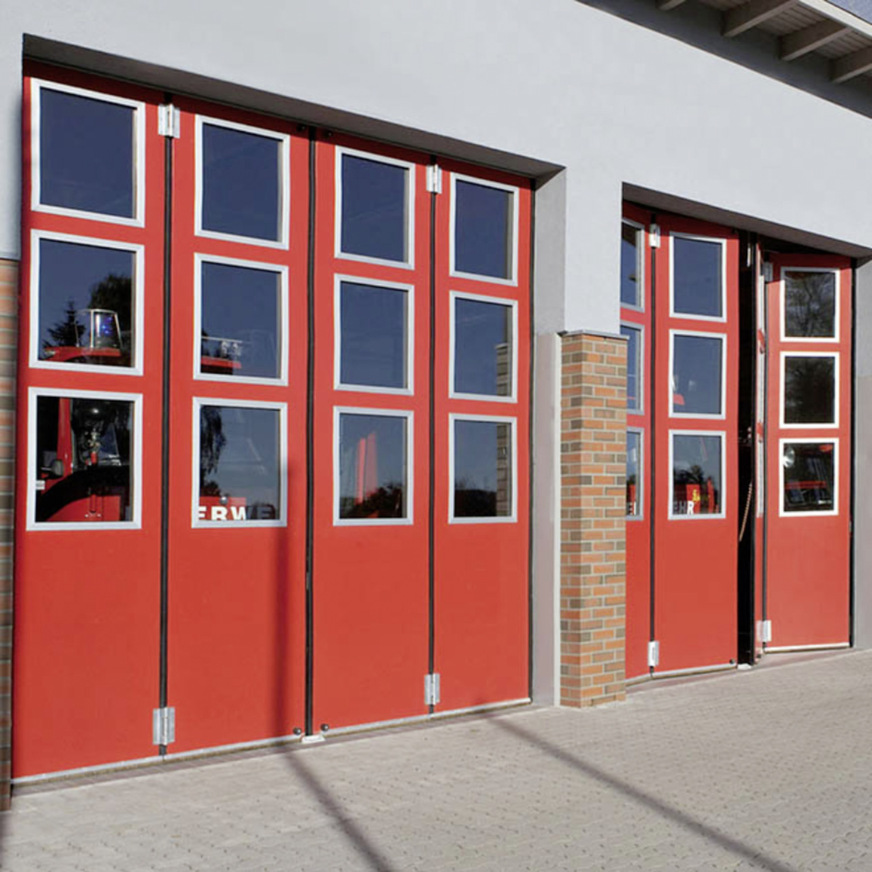 Auch bei Stromausfall lassen sich Feuerwehr-­Tore ­öffnen – per Hand. In dieser Ausführung erfüllen sie die speziellen Vorschriften für Feuerwehr-Falttore nach DIN 14092-1.