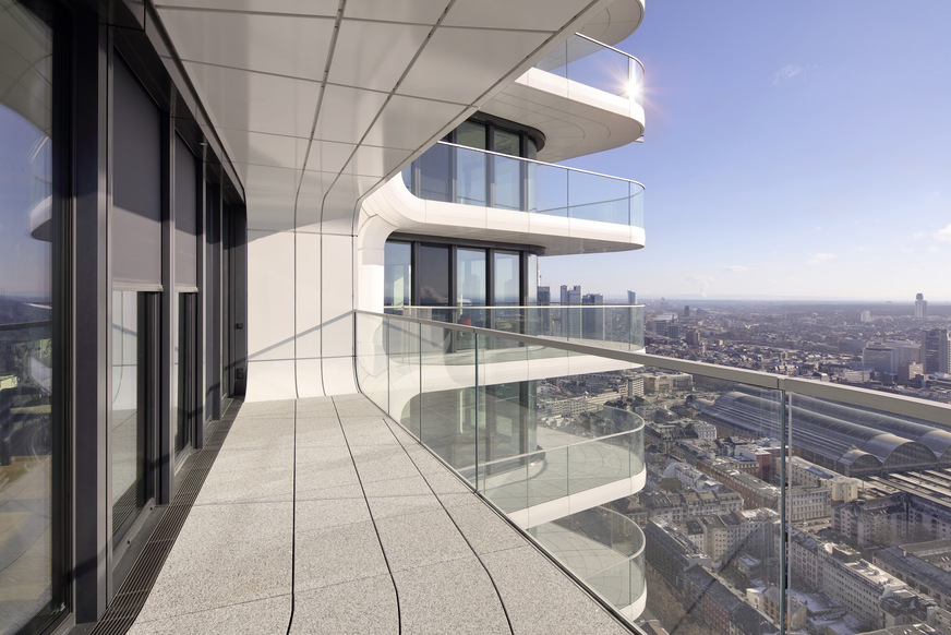 Die eigentliche Außenhülle ist fast vollständig mit ­bodentiefen Fenstern verglast.