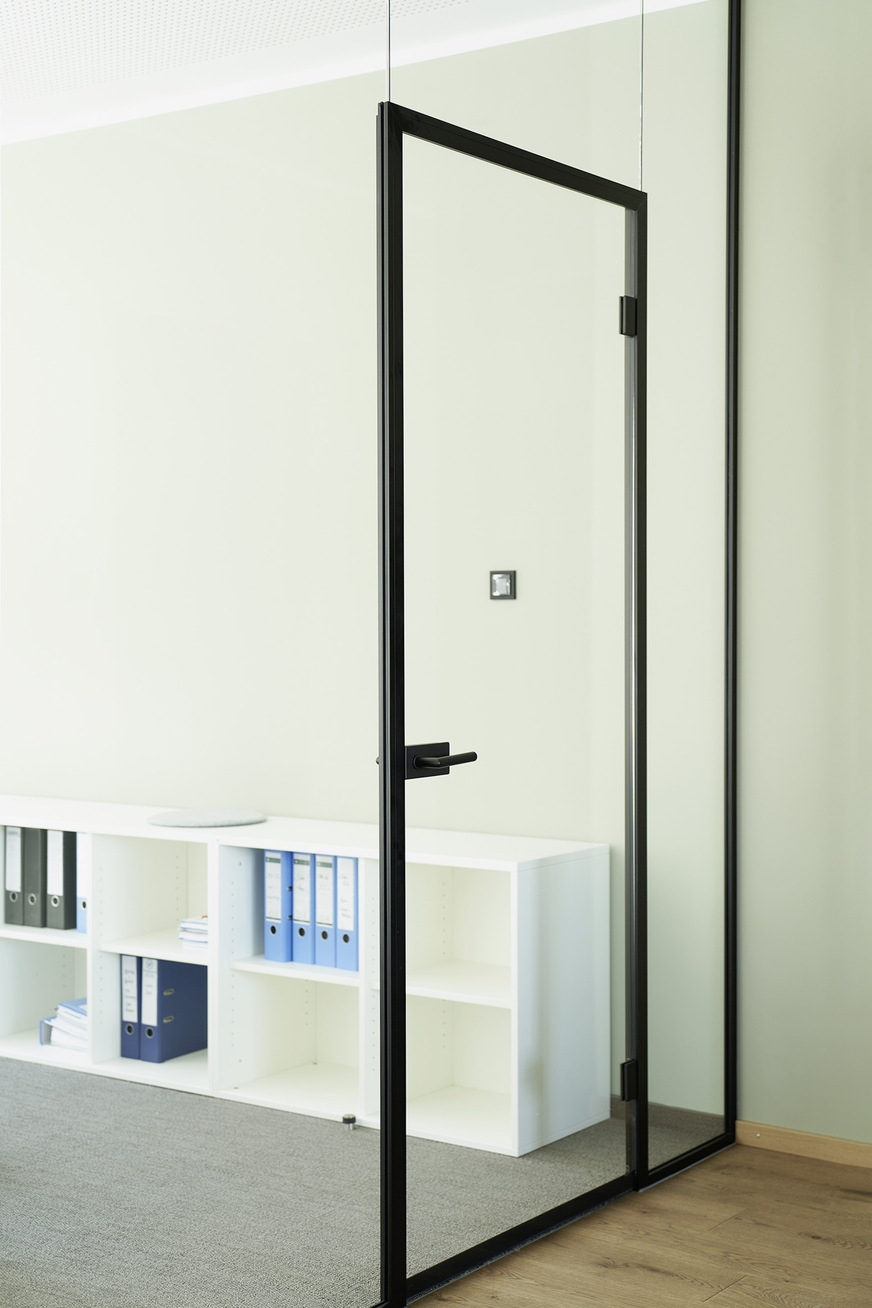 Auch Türen umfasst das AL-Office Trennwand-System von Längle Glas