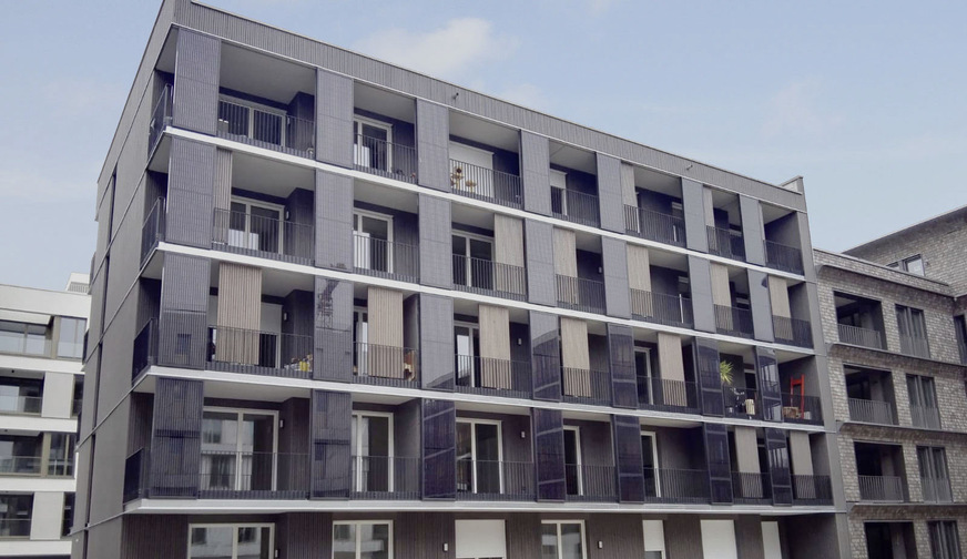 Für ein Aktiv-Plus-Mehrfamilienhaus in Hybridbauweise mit Holzfassade, lieferte die Firma Baier in Heilbronn die Schiebeladen-Rahmen für eine zeitgemäße und moderne Verschattung.