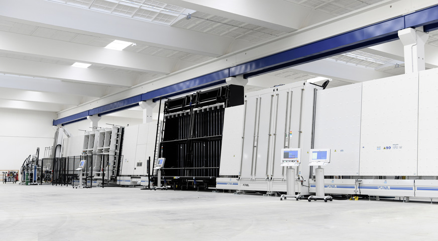 Mit der „High Tech“-ISO-Linie lassen sich hochwertige Fenster- und Fassadengläser in Format bis 6000 × 3300 mm fertigen, selbst 4-fach-Aufbauten sind möglich.