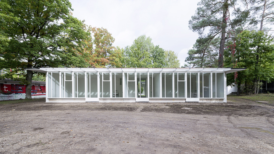 Hier die Außenansicht der sanierten filigranen Fassade des Pavillion 1 der Akademie der Bildenden Künste.