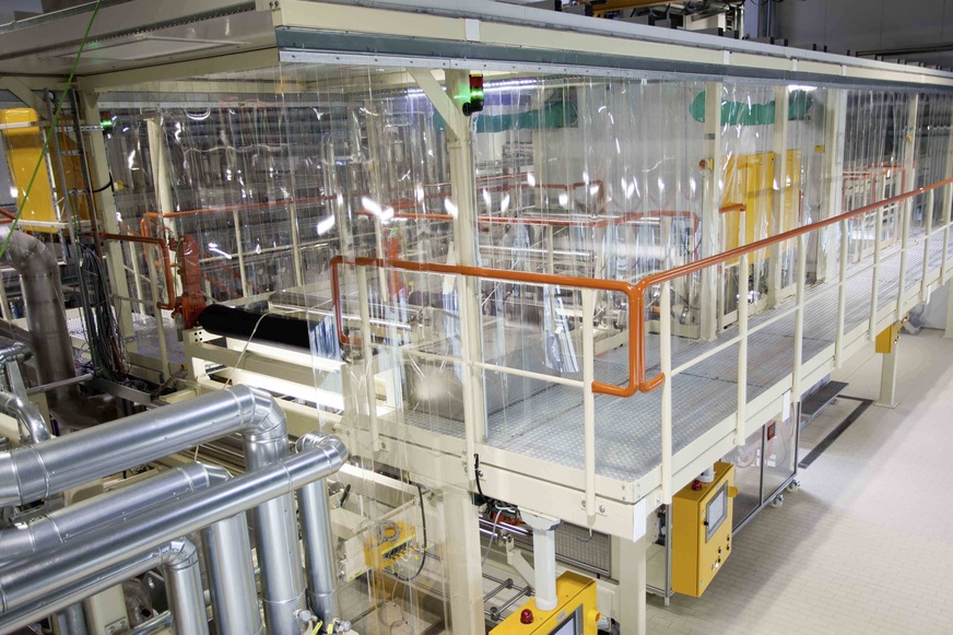 Am Standort in Troisdorf stellt Kuraray PVB-Folien her, die als VSG-Zwischen­lagen in Architektur und Automotive zum Einsatz kommen. Mit den Forschern des Fraunhofer-Instituts wird nun getestet, wie neue 5G-Sensorik in der Produktion genutzt ­werden kann.