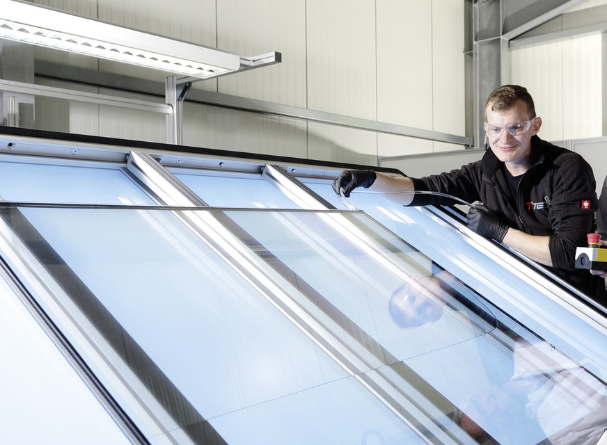 Mit der Clear-Edge-Technologie von H.B. Fuller I Kömmerling lassen sich optisch anspruchsvollste Glasprodukte fertigen.