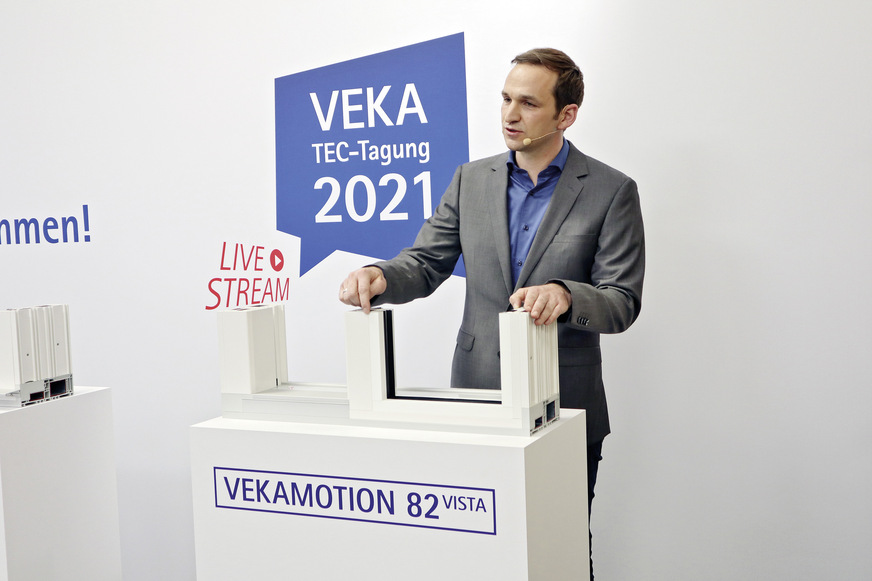 Arne Post (Leiter Produkt­management Veka AG) ­erläuterte anhand eines ­Musters die Vorteile bei der Herstellung und Montage des innovativen Hebe-Schiebe­türsystems Vekamotion 82.