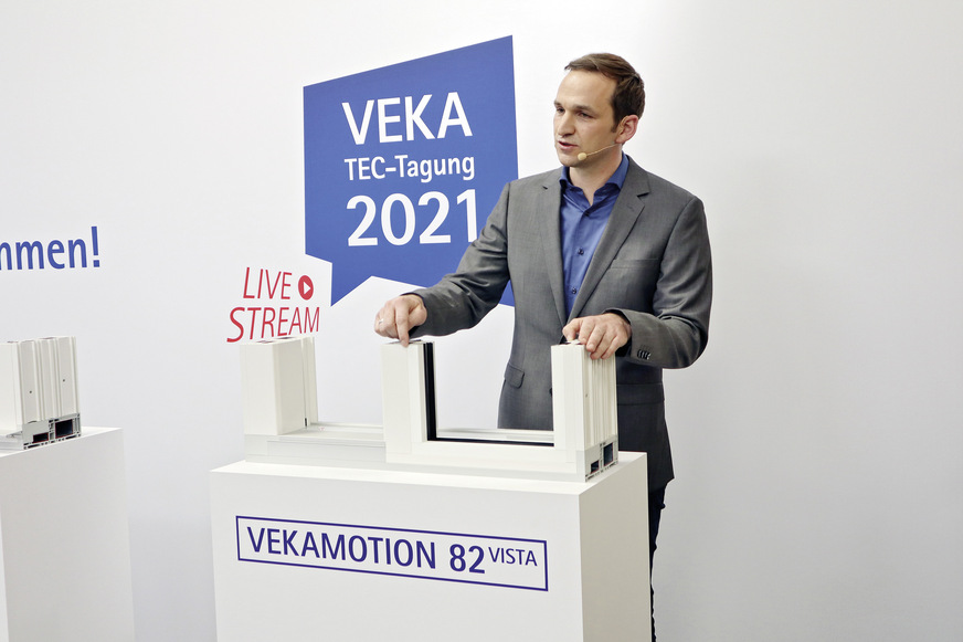 Arne Post (Leiter Produktmanagement Veka AG) erläuterte anhand eines Musters die Vorteile bei der Herstellung und Montage des innovativen Hebe-Schiebetürsystems Vekamotion 82.
