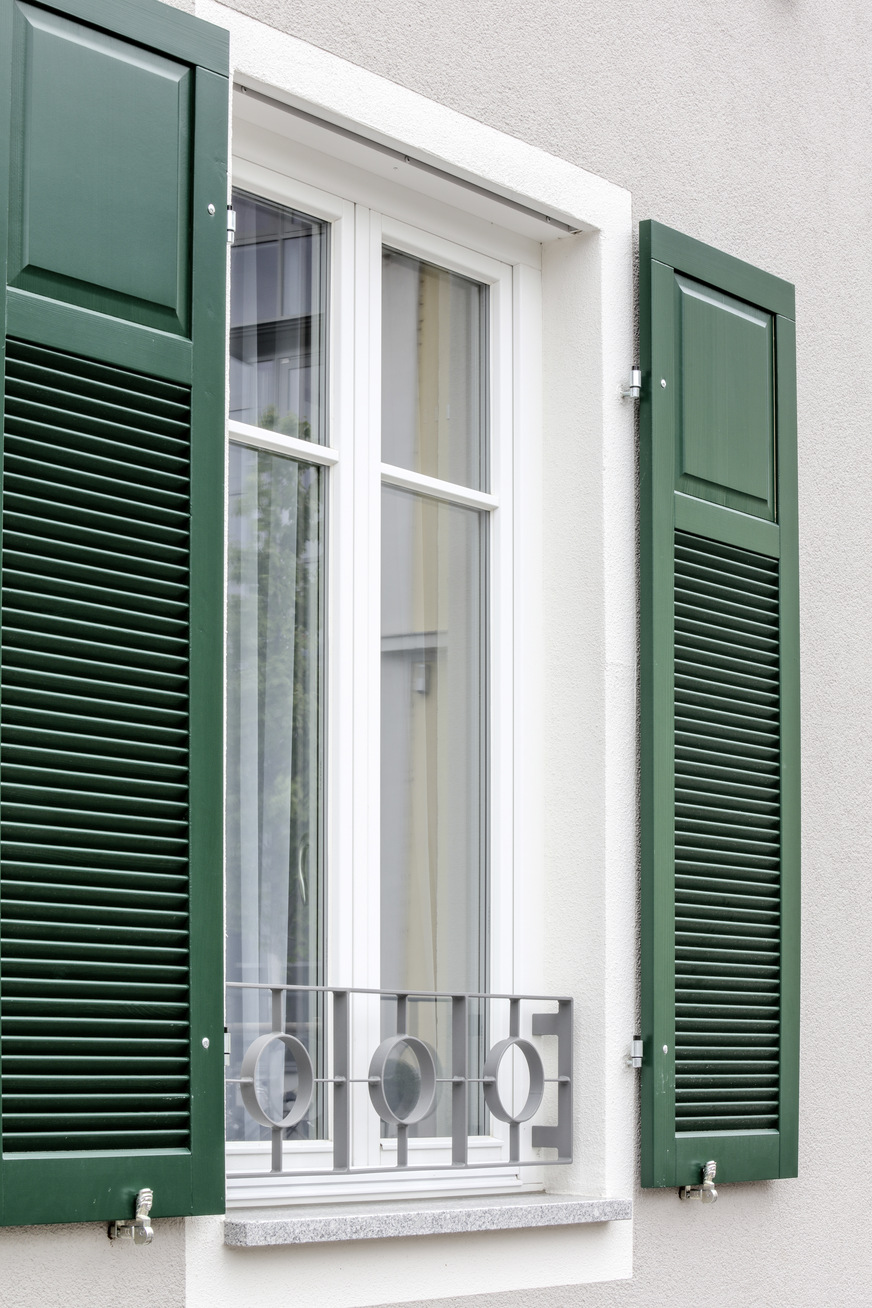 Blick auf ein Fenster mit Endura Twist-Spalt am Fenstersturz