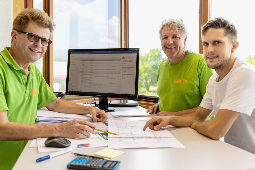 Im Gespräch (v.l.): Sebastian Jöst, Roland Schäfer und Michael Jöst, Schäfer Fensterbau
