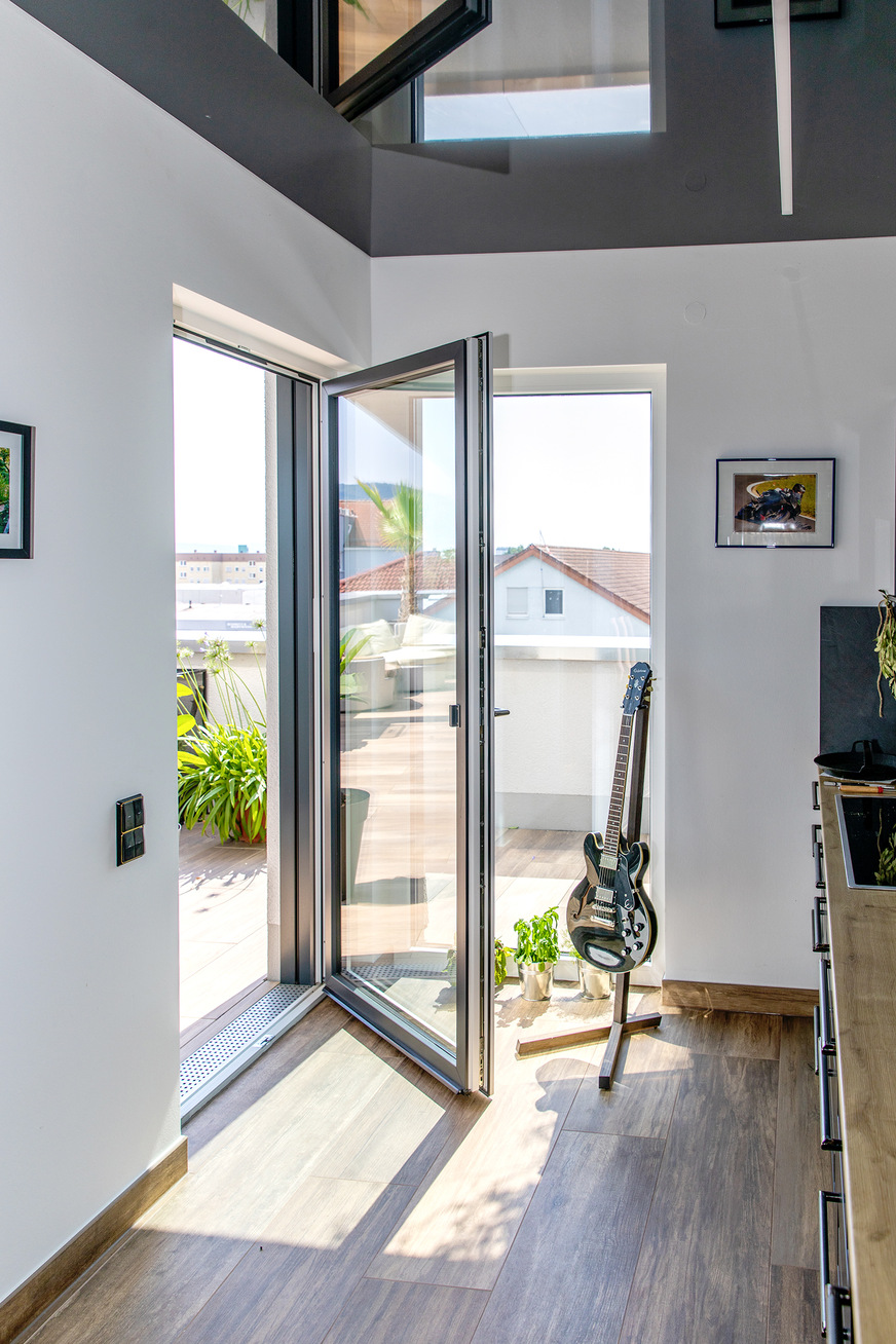 Ohne sichtbare und störende Bauteile sorgt der arimeo Fensterfalzlüfter für den Mindestluftwechsel und die Zuluft des Ventilators im Bad.