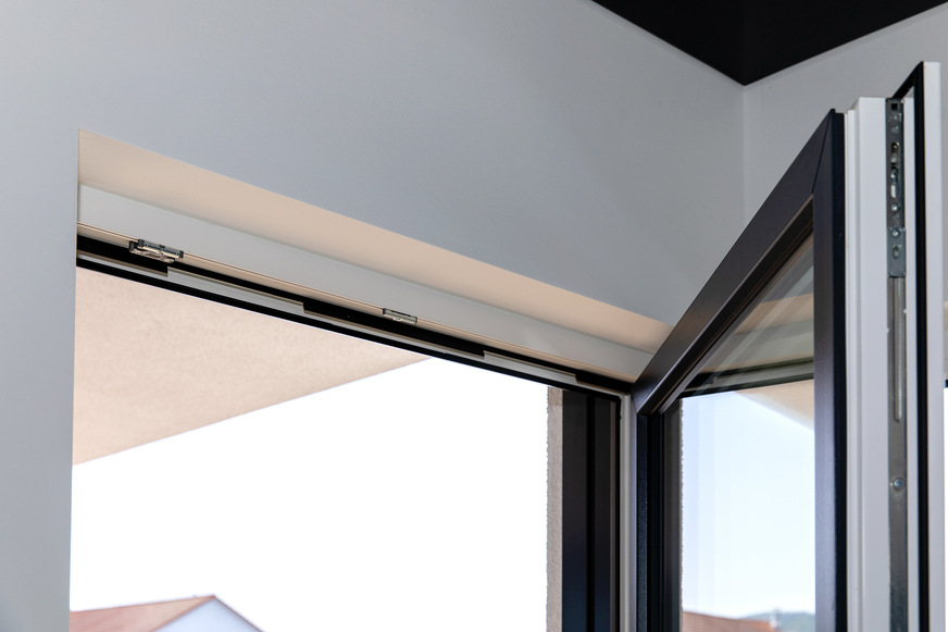 Im kaum einsehbaren Bauraum der Flügelüberschlagsdichtung wird der arimeo Fensterfalzlüfter platziert.