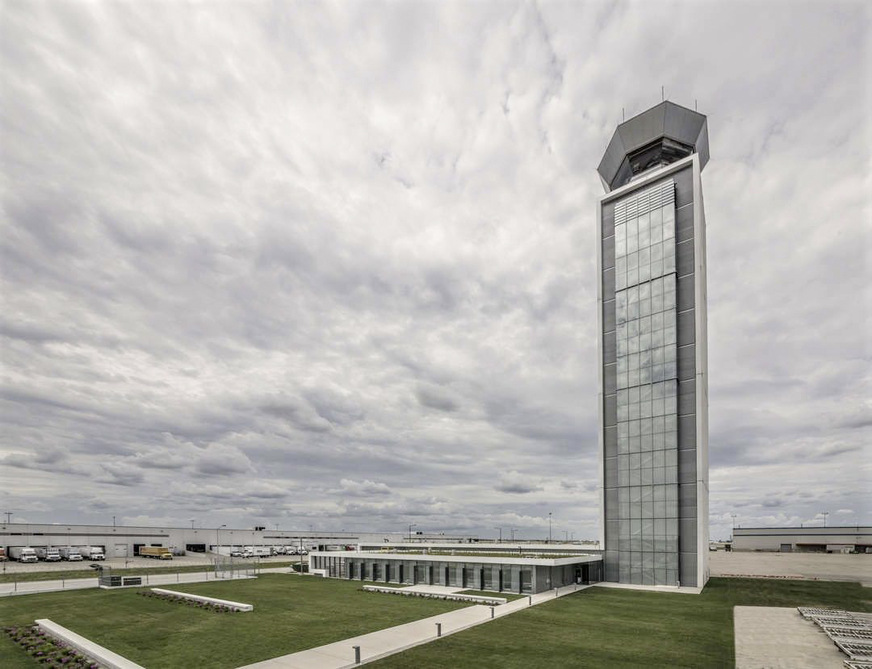 Große Gläser im South Airport Traffic ­Control Tower schaffen freien Blick über die Rollbahn.